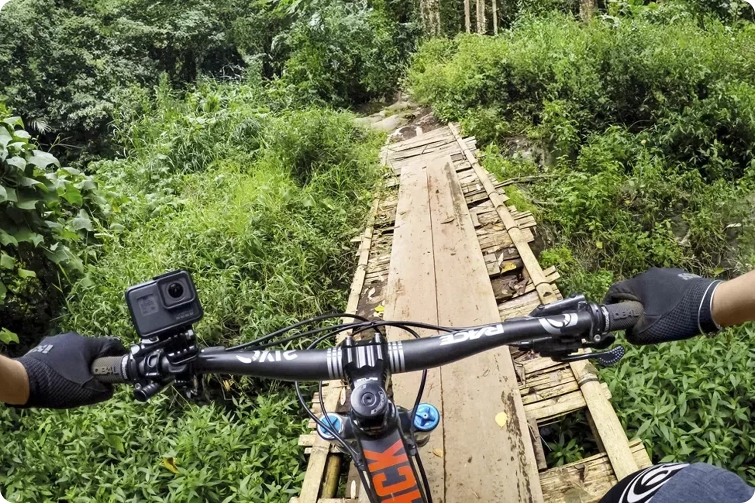 Oryginalne akcesoria GoPro – uchwyty, ładowarki, obudowy, lampy i mocowania specjalne