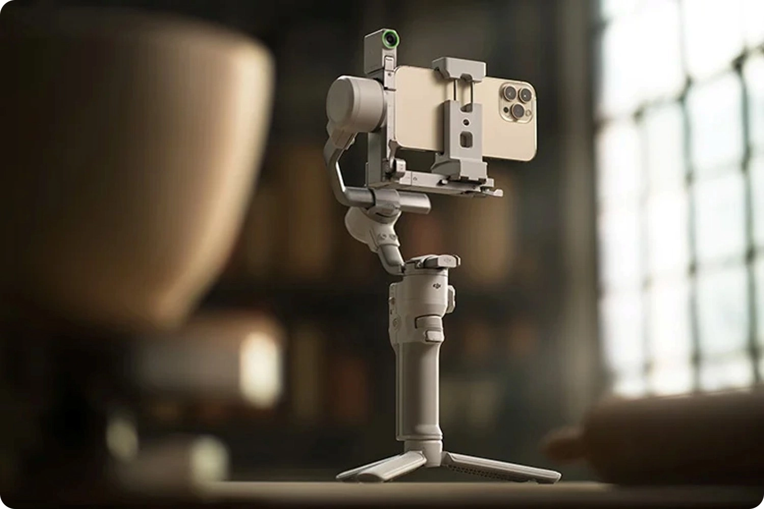 Porównanie stabilizatorów Insta360 Flow 2 Pro i DJI RS 4 - najlepsze gimbale 2025